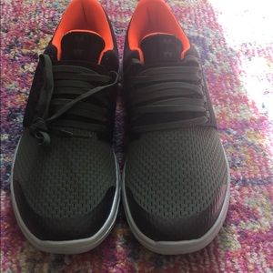 New Under Armour Green and orange boys size 7Y